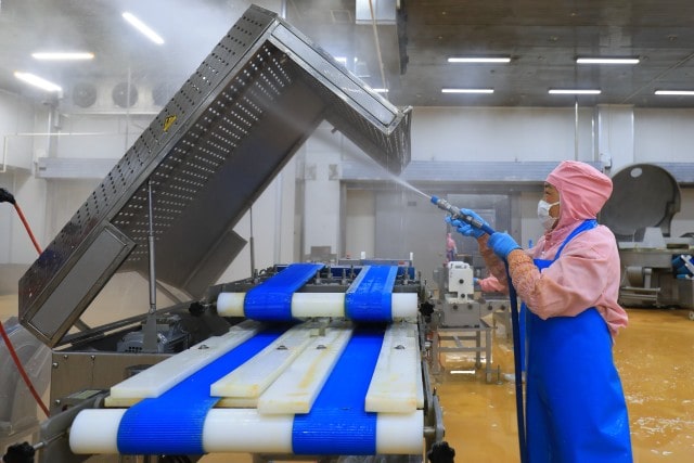 Performing maintenance on food processing equipment 