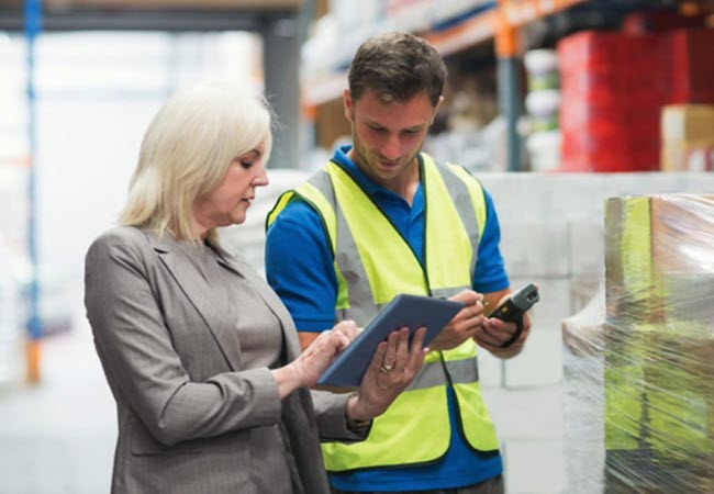 Worker and manager discussing work